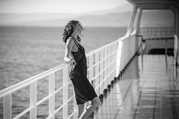 Zomervakantie en reizen naar de Oceaan. zomervakantie van de vrouw op de boot of schip. — Stockfoto