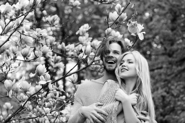 Casal romântico apaixonado no jardim da primavera na magnólia florescente — Fotografia de Stock