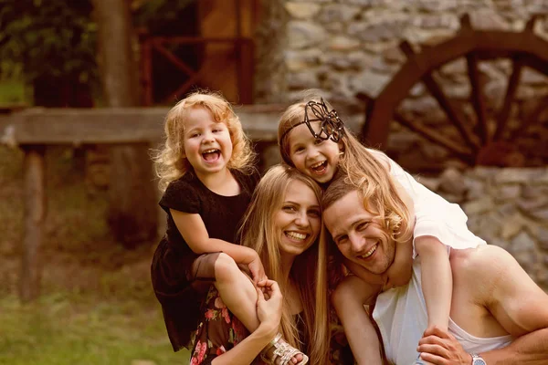 Enfants et parents visitent un vieux moulin en pierre — Photo