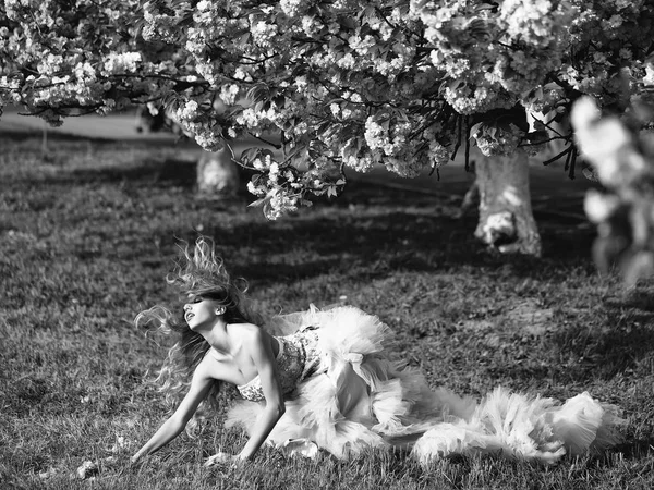 Smyslná žena na trávě s bloom — Stock fotografie