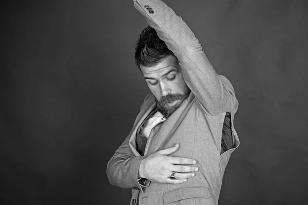 Hipster avec barbe avec trou déchiré sur la couture. Modèle de mode porter petite taille. L'homme barbu regarde le manteau déchiré avec surprise. Contrefaçon et faux vêtements. Concept de mauvaise qualité — Photo