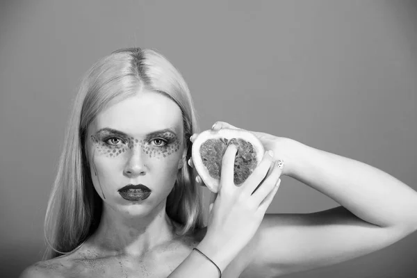 Şık makyaj tutun greyfurt, güzel kızla vitamini — Stok fotoğraf
