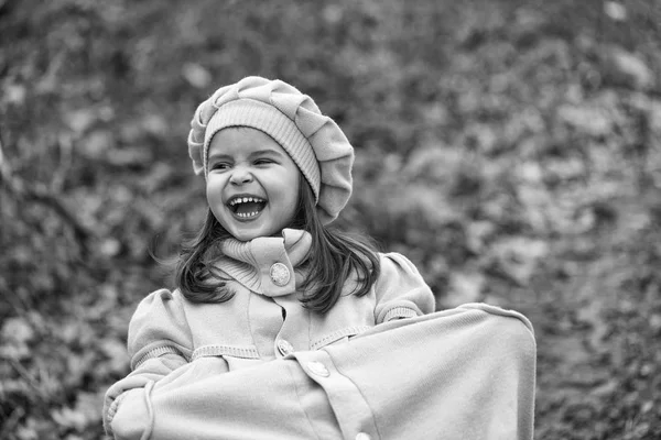 Bambina nel parco autunnale — Foto Stock