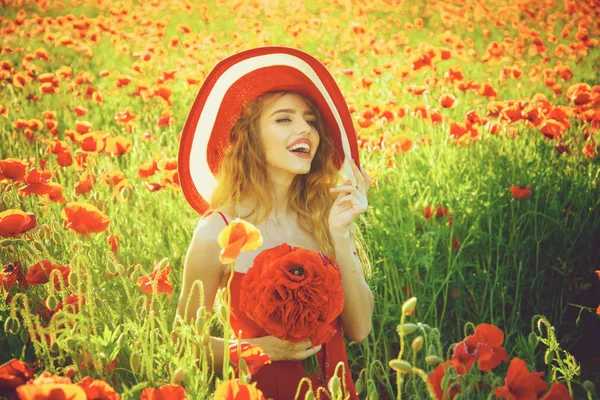 赤いケシ畑で、帽子の美しい幸せな女の子 — ストック写真