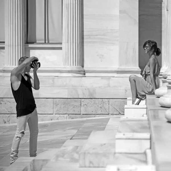 Um par de turistas que visitam o Museu Antigo com fotógrafo homem e menina sexy nas escadas — Fotografia de Stock