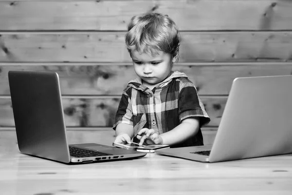 Schattige jongen met computers — Stockfoto