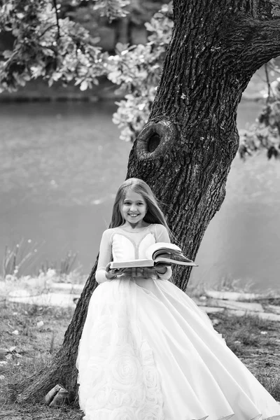 Niña pequeña en vestido blanco al aire libre — Foto de Stock