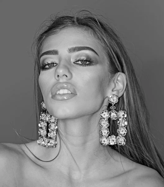 Glamour šperky luxusní velké náušnice. Dívka s sexy rty make-up. Modelka s trendy vzhled. Krása na stranu. Moje oblíbené náušnice. Sexy žena s módní make-up na obličej — Stock fotografie