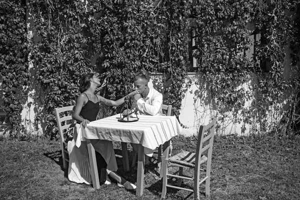 Förslag och äktenskap koncept. Par i kärlek på uteservering. Man kiss hand flicka i restaurangen. Kärlek relationer för par som njuter av sommaren. Sommarlov och semester. Familjen på alla hjärtans dag — Stockfoto