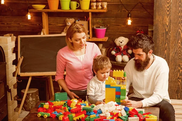 Un concepto divertido. Familia divertirse con conjunto de construcción. Muy divertido. Aprender es divertido — Foto de Stock