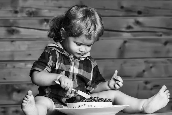 Söt pojke äter kaka — Stockfoto