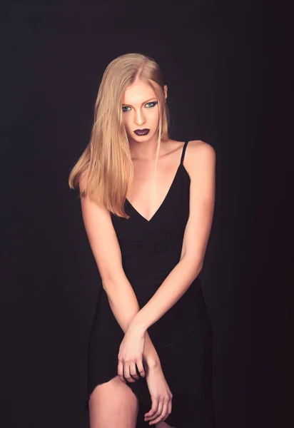 Eleganten Stil der sinnlichen Mädchen. sexy Frau mit blonden Haaren isoliert auf schwarz. Friseur und Schönheitssalon. Mode-Modell mit Make-up und stilvolle Frisur. Mädchen mit blondem Zopf. — Stockfoto