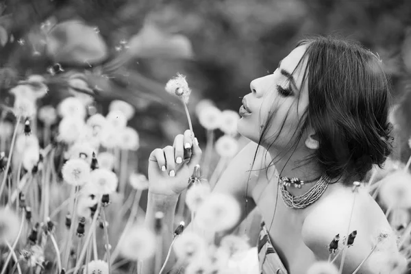 Mulher com maquiagem elegante e contas em folhas verdes — Fotografia de Stock