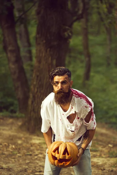 Halloween uomo con zucca e sangue — Foto Stock