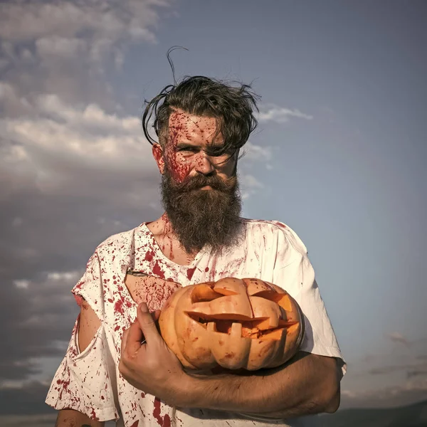 Halloween uomo che tiene la zucca sul cielo blu — Foto Stock