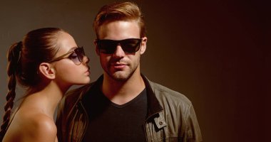 İlişki güven üzerine hayatta. Dostluk günü. Dostluk ilişkileri. Moda modelleri son moda gözlük. İki aşık. Çift erkek ve kadın moda gözlük takıyor. İlişkileri seviyorum. Moda seviyoruz