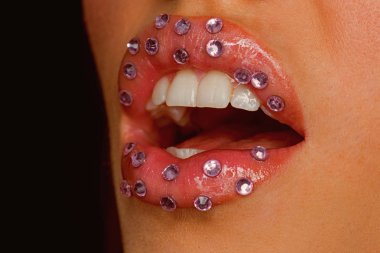 Bir gülümseme dudakları ayırdı. Gülümsemek. Sexi kadın seksi dudaklar. Dudaklar için silikon enjeksiyonu. Silikon diş diş telleri. Diş Bakımı. Botox tedavisi için kadın. Botox ve dolgu. Makyaj ile oynamayı seviyorum