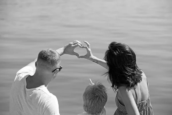 El amor y la confianza como valores familiares. Viajar en familia con el niño el día de la madre o el padre. Vacaciones de verano de familia feliz. Niño con padre y madre. Madre y padre con hijo en la playa del mar —  Fotos de Stock