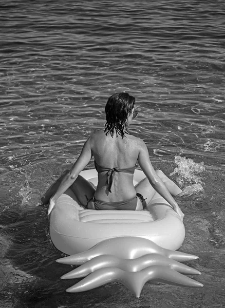 Mujer relajándose en una piscina o agua de mar . — Foto de Stock