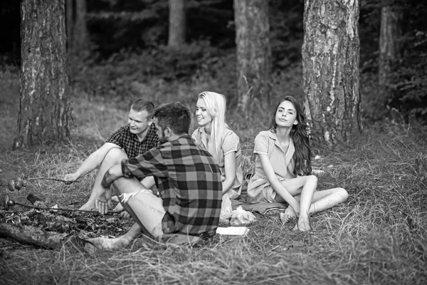 Piknik z przyjaciółmi w las lato. Piknik z kiełbasy pieczone w ogniu — Zdjęcie stockowe