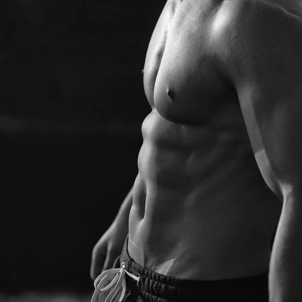 М'язистий чоловік з голим торсом — стокове фото