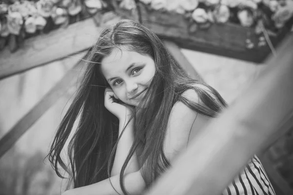 Niño Pequeño Con Pelo Largo Sonrisa Aire Libre Niña Sentarse — Foto de Stock