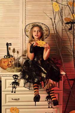 Küçük cadı Cadılar Bayramı dekorasyonu ile. Cadılar Bayramı partisi ve kutlama