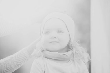 Çocuk almak şapka tarafından Eller başının üstüne koy