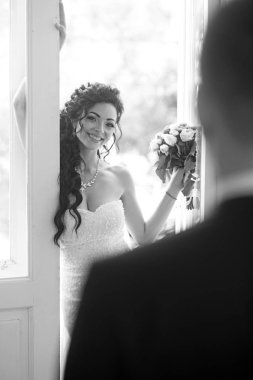 Düğün kavramı. aşk ve romantizm. Mutlu gelin damat için gülümseme. Kadın ve adam düğün gününde. Gelin makyajı ve saç modeli ile şehvetli kadın. Glamour görünüm ve güzellik kız moda