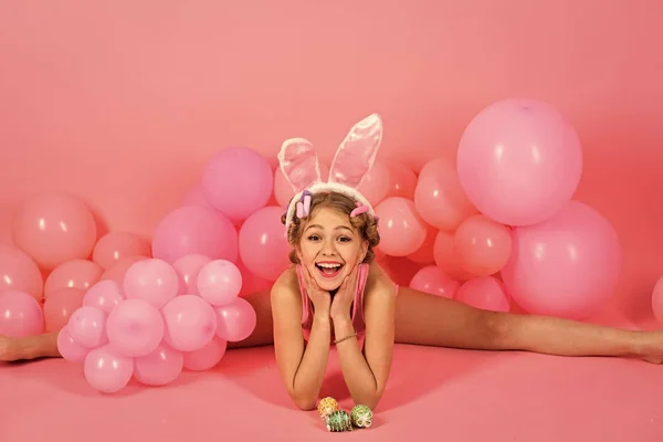 Wielkanoc Dziewczynka Uszy Królika Balonów Wesołych Świąt Dziecko Różowy Studio — Zdjęcie stockowe