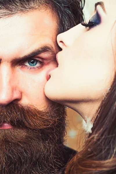 La mujer besa al hombre barbudo con amor. Mujer con piel de maquillaje e hipster con barba larga —  Fotos de Stock