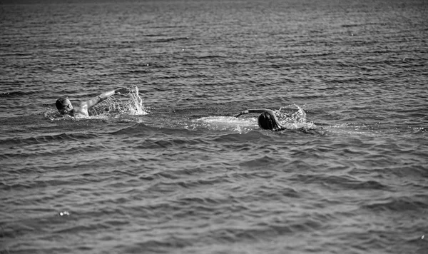 Sport und gesunder Lebensstil. Paar schwimmt im Meer. — Stockfoto