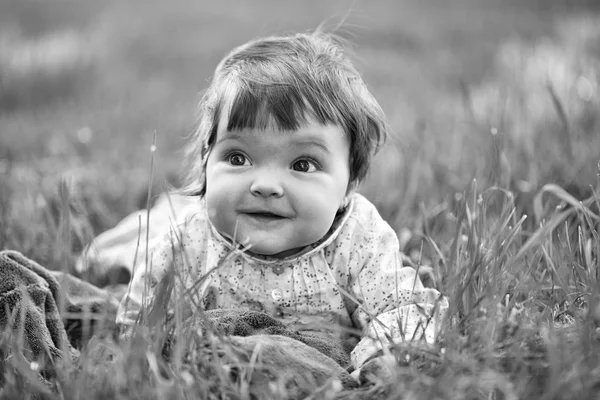 Menina bonito na grama verde — Fotografia de Stock