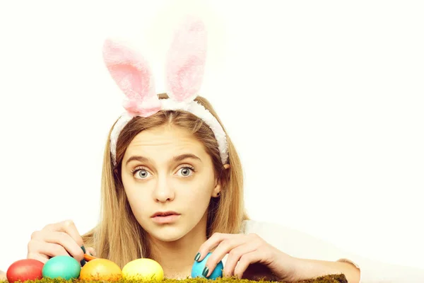 Счастливая пасхальная девушка в кроличьи уши с красочными окрашенными яйцами — стоковое фото