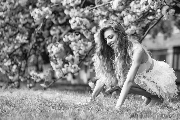 Glamour woman in bloom — Stock Photo, Image