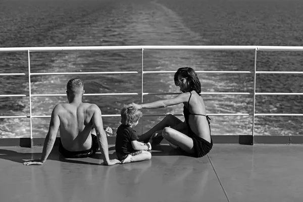 어머니 또는 아버지 날에 아이 함께 가족 여행. 어머니 그리고 아버지 아들 요트에서 바다에. 사랑과 가족의 가치로 신뢰입니다. 아버지와 어머니와 아이입니다. 행복 한 가족의 여름 휴가. — 스톡 사진