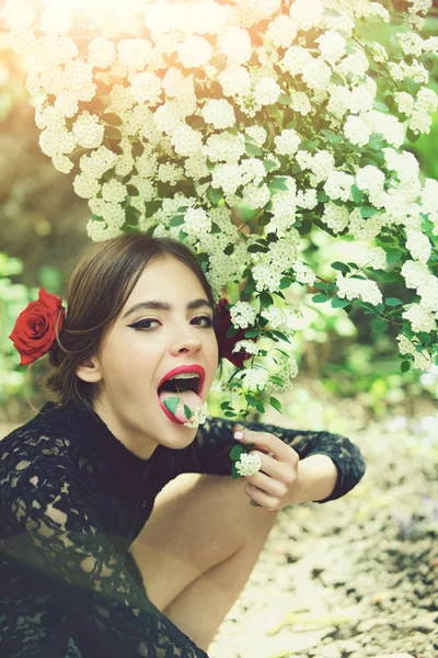 Красота и мода, девушка с испанским макияжем, роза в волосах — стоковое фото