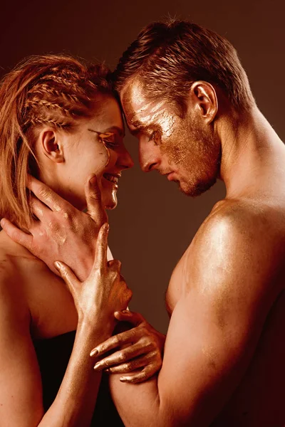 Erotik Oyunlar çift aşık. Seksi çift altın vücut sanat makyaj ile. Erkek ve kadın ilişkileri. Altın kolajen maske ve güzellik. 24k altın. Altın spa ve cilt bakımı tedavisi. — Stok fotoğraf