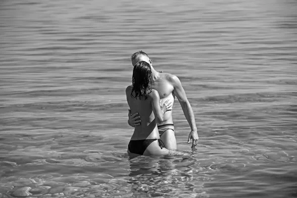 Schönes junges Paar genießt im Wasser an einem heißen Sommertag. — Stockfoto