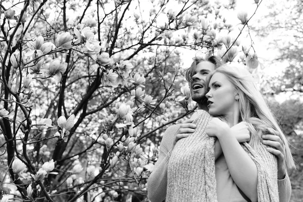 Casal apaixonado na primavera flores magnólia — Fotografia de Stock