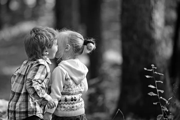 Zwei kleine Kinder beim Dating im Herbstpark — Stockfoto