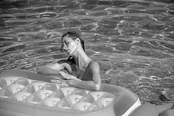 Zomervakantie en reizen naar de Oceaan. zomer strand met sexy vrouw zonnebaden op gele ananas luchtbed — Stockfoto