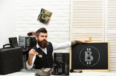 Piyasadaki en iyi sağlayıcı. Sakallı işadamı bitcoin incelemesi için bilgisayar devreleri ile. Sakallı adam bitcoiner. Kripto para birimi incelemesi donanım. Sanal para birimi. Bitcoin madenci adam sunucu odası