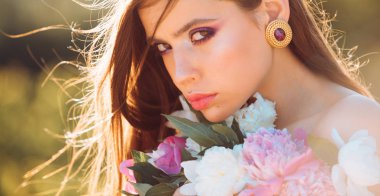 Doğal güzellik ve spa terapisi. Bahar kadın. Bahar ve tatil. Uzun saçlı kız yaz. Kadın moda makyaj ile. Yüz ve cilt bakımı. Yaz aylarında seyahat. 8 Mart