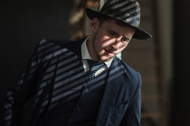 Küçük iş kavramı. İşadamı muhasebeci ofisinde çalışıyorum. Ekonomi ve finans. Adam muhasebeci. Takım elbiseli adam. Mafya. Para kazanmak. Para hareket. Retro adam. İyi iş günü zevk