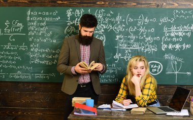 Yüksek okul veya üniversite öğrencileri Eğitim ve birlikte kitaplıkta okuma. En olası tek tek çalışırken öğrencidir. Öğrenciler düzenli olarak öğretmen ile iletişim.