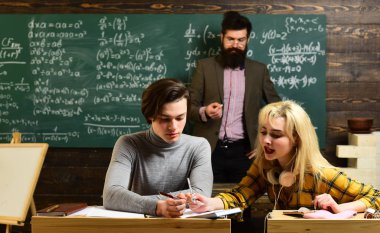 Öğrenciler kampüste Eğitim bilgi kavramı. Akıl hocası onun çalışma şekli için aşk olması gerekiyor. Öğrencilerin zayıflık bazı konular vardır..