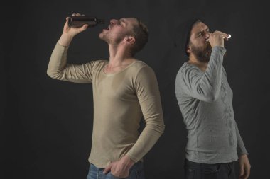 Tiryaki sarhoş. Şişe ve şişe alkol erkekler. Alkol bağımlıları. Alkolikler. Sabit içenlere. Parti içme. İçki bağımlısı. Alkol bağımlılığı ve alkolizm ile acı