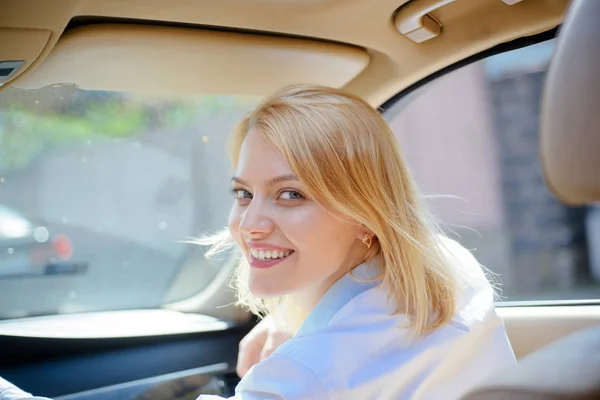 Μιλια για ένα καλύτερο μέλλον. Σέξι γυναίκα αρέσει να ταξιδεύετε από τις οδικές μεταφορές. Eco φιλικό και βιώσιμη ταξίδια. Το eco driving είναι ένα οικολογικό στυλ οδήγησης. Όμορφο κορίτσι ταξίδια με αυτοκινητική συγκοινωνία — Φωτογραφία Αρχείου