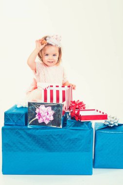Doğum günün kutlu olsun. Yeni yıl partisi. Noel hediyesi. Satın aldığınız için teşekkür ederiz. küçük kızın mutlu çocukluk. Çocuk alışveriş. büyük satış alışveriş merkezi. hediye kutusu ile küçük kız çocuğu. Mükemmel bir gün